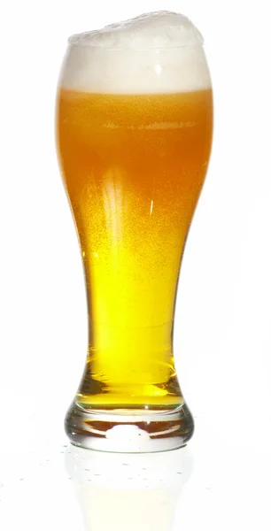 Bicchiere di birra primo piano con schiuma su sfondo bianco — Foto Stock