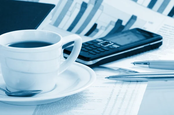 Café taza en un periódico matutino noticias de negocios — Foto de Stock