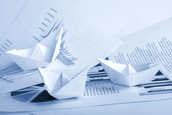 Concepto empresarial, barco de papel y documentos —  Fotos de Stock