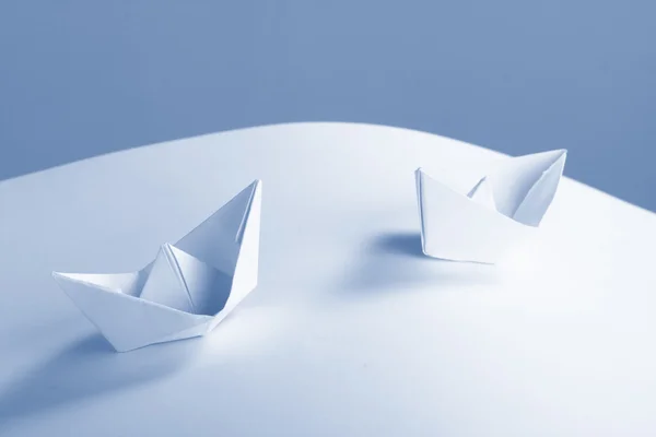 Blå papper båt — Stockfoto