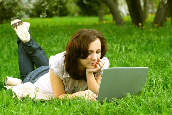 La fille avec ordinateur portable sur la nature — Photo
