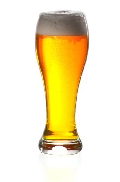 Vaso de cerveza en primer plano con espuma sobre fondo blanco —  Fotos de Stock