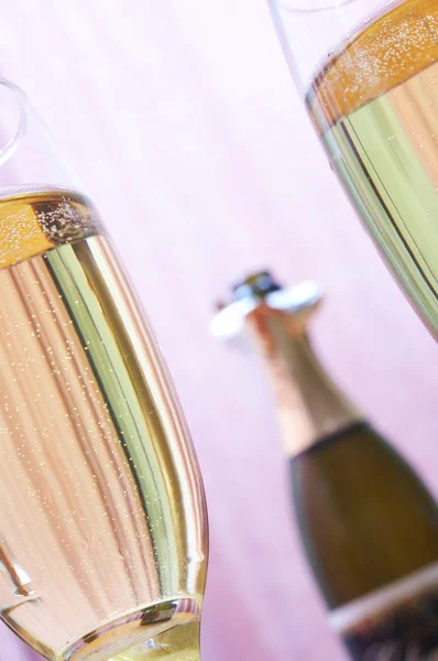 Шампанское и стекла — стоковое фото