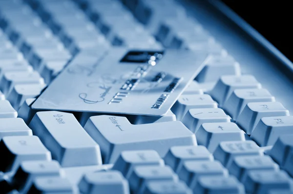 Cartão de crédito pronto para pagamento no teclado — Fotografia de Stock