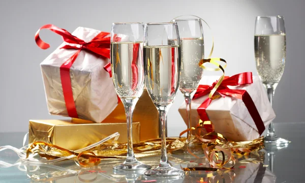 香槟、 礼品与红色磁带和弓的眼镜 — 图库照片