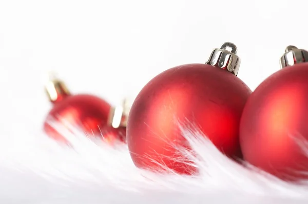Kırmızı Noel topları ile kar — Stok fotoğraf