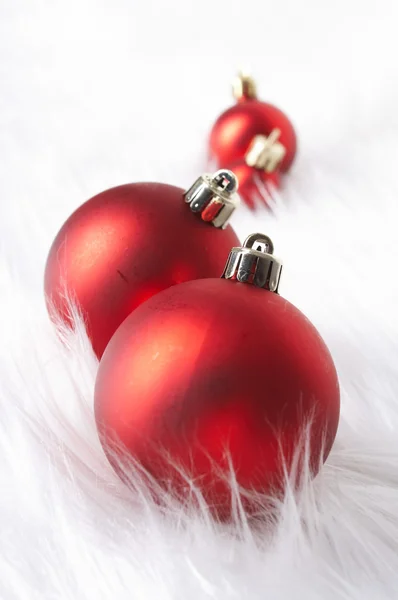 Красные рождественские шары со снегом — стоковое фото
