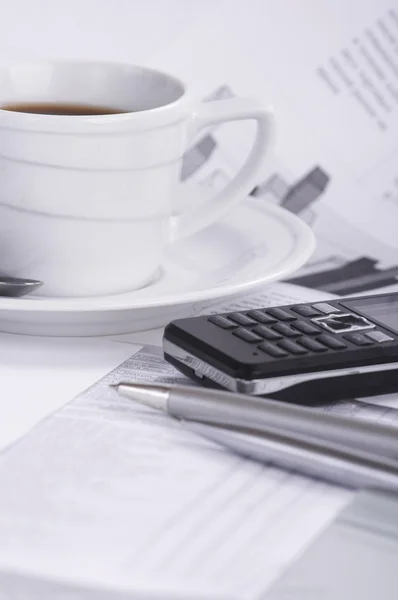 Kopje koffie op een ochtend papier zakelijk nieuws — Stockfoto