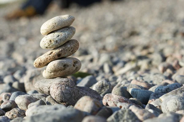 Stenar som kombineras i en pyramid, zen — Stockfoto