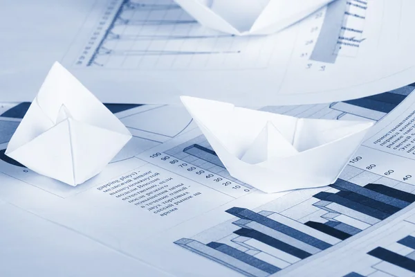 Geschäftskonzept, Papierboot und Dokumente — Stockfoto