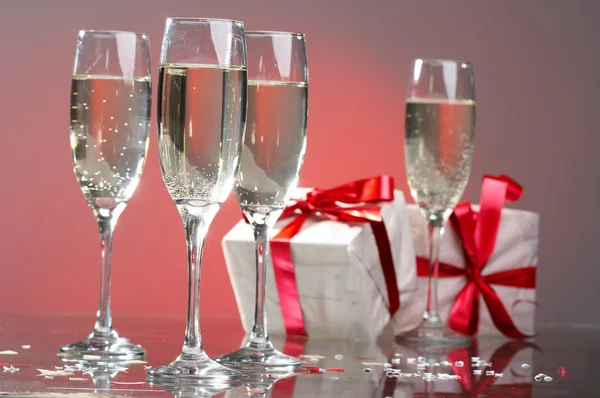 シャンパン、赤テープと弓が付いているギフトのメガネ — ストック写真