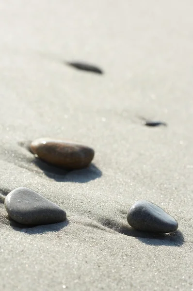 Pietre su sabbia al mare, un ciottolo — Foto Stock