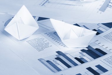 İş konsepti, kağıt tekne ve belgeler