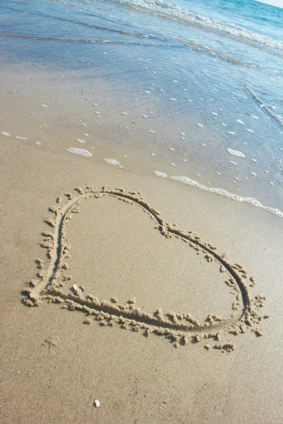 Heart drawn on sand, seacoast — Stock Photo, Image