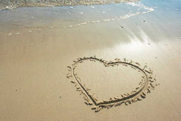 Herz auf Sand gezeichnet, Meeresküste — Stockfoto