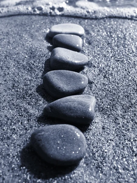 Batu di pasir di laut, kerikil — Stok Foto