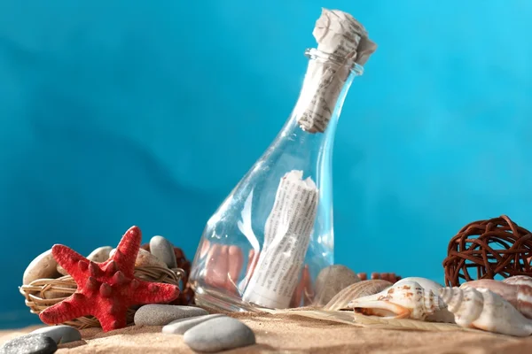 Морской натюрморт послание в бутылке — стоковое фото