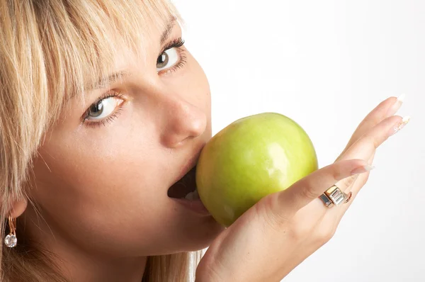 Het meisje met een appel — Stockfoto