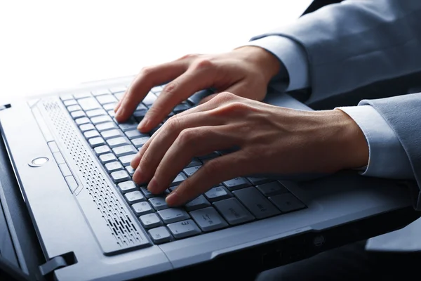 Erkek eller dizüstü bilgisayarda yazıyor. — Stok fotoğraf