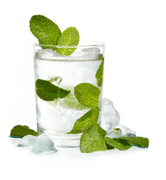 Vodka con hielo de menta —  Fotos de Stock