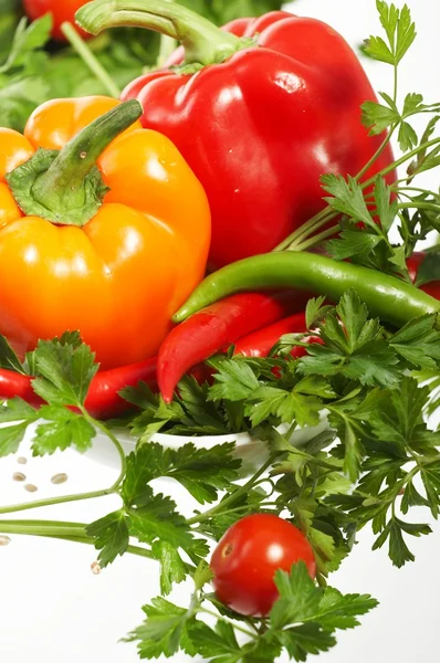Färska grönsaker, frukter och andra livsmedel. — Stockfoto