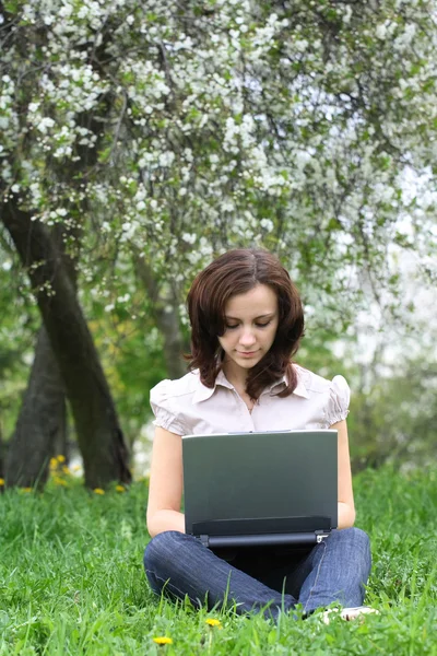 Flickan med laptop på natur — Stockfoto