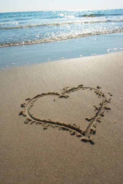 Inima trasă pe nisip, coasta mării — Fotografie, imagine de stoc