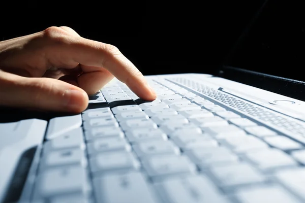 Mãos masculinas digitando em um laptop — Fotografia de Stock