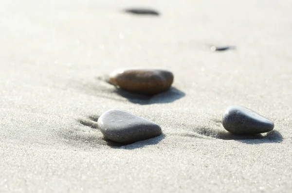 Steine auf Sand am Meer, ein Kieselstein — Stockfoto