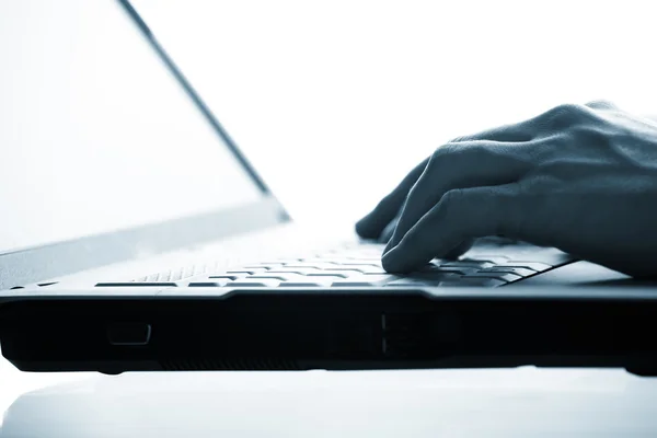 Primer plano de la mano tocando las teclas del ordenador durante el trabajo — Foto de Stock