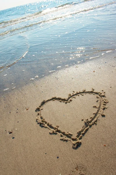 Herz auf Sand gezeichnet, Meeresküste — Stockfoto