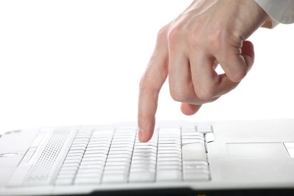 Μεγέθυνση του χέρι αγγίζει τα πλήκτρα του υπολογιστή κατά τη διάρκεια εργασιών — Φωτογραφία Αρχείου