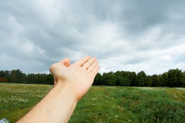Hand in den Himmel gestreckt — Stockfoto