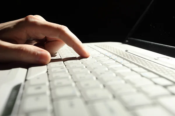 Manos masculinas escribiendo en un portátil — Foto de Stock