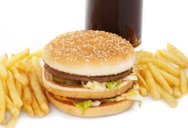 patates kızartması ve kola yakın çekim hamburger yemek eşliğinde
