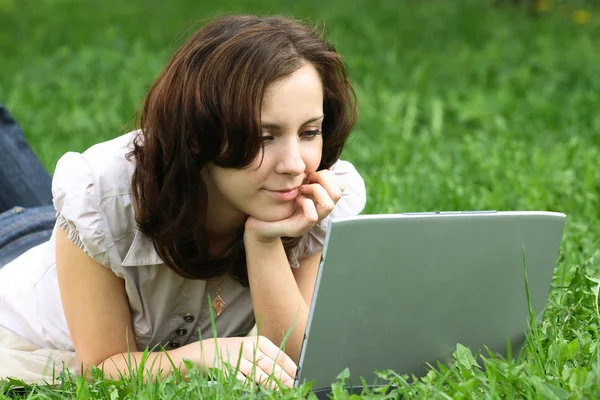 Девушка с ноутбуком на природе — стоковое фото