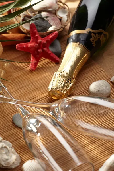 Kumsalda köpüklü şampanya — Stok fotoğraf