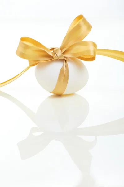 Пасхальное яйцо с золотым луком — стоковое фото