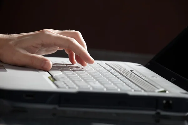 Mãos masculinas digitando em um laptop — Fotografia de Stock