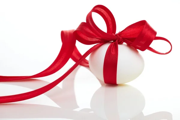 Easter egg with a bow red — Stock Photo, Image