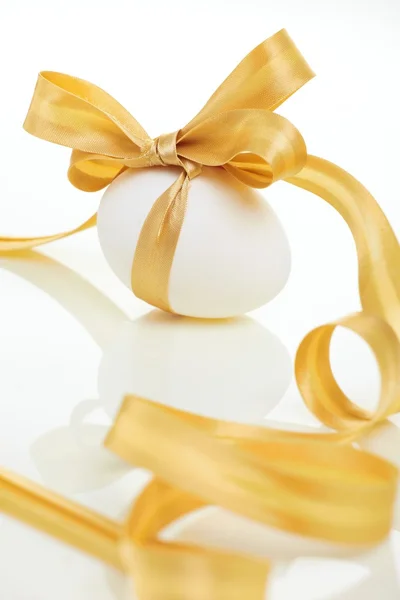 Uovo di Pasqua con un arco d'oro — Foto Stock