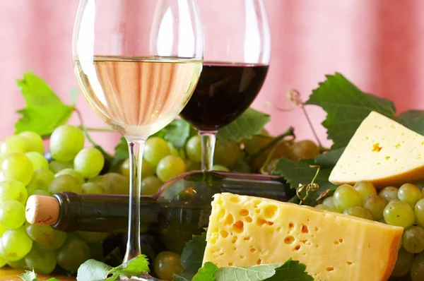 Vino y queso bodegón —  Fotos de Stock