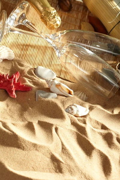 Σαμπάνια αφρώδεις σε μια παραλία — Φωτογραφία Αρχείου