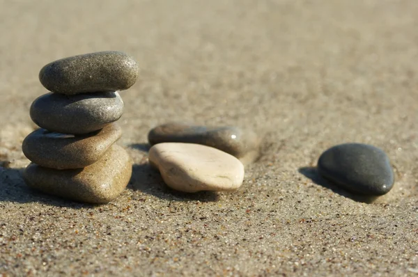 Piedras combinadas en pirámide, zen —  Fotos de Stock