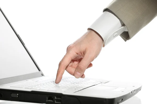 Primer plano de la mano tocando las teclas del ordenador durante el trabajo — Foto de Stock