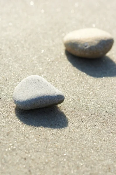 Piedras sobre arena en el mar, un guijarro —  Fotos de Stock