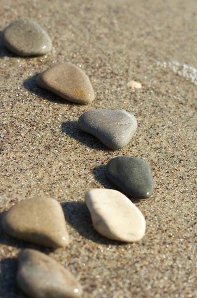 Kamienie na piasku nad morzem, żwirowa — Zdjęcie stockowe