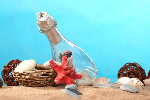 Морской натюрморт послание в бутылке — стоковое фото