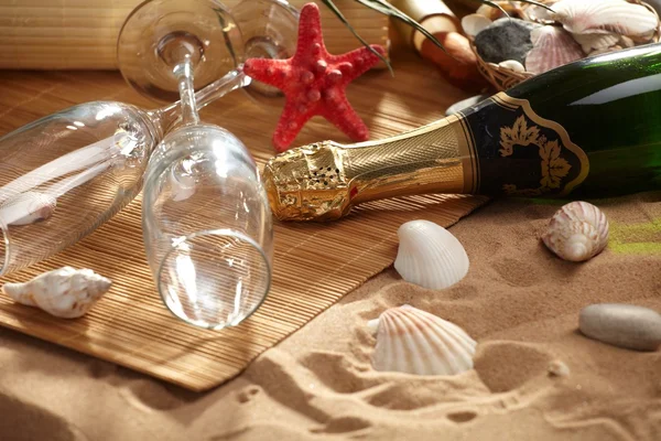 Champagne pétillant sur une plage — Photo