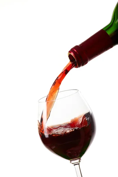 Vin rouge remplissant un verre, boisson — Photo